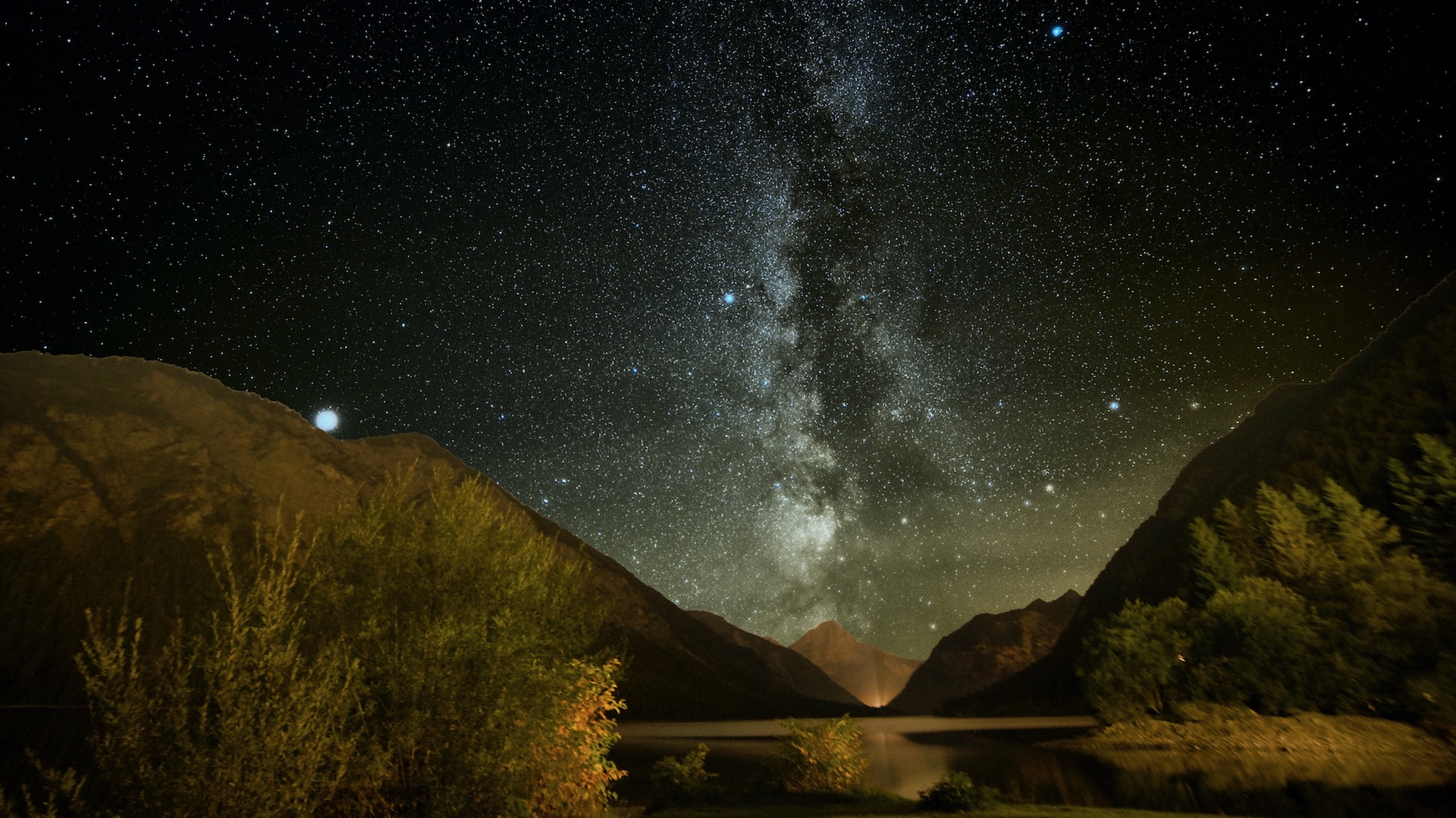 Die Milchstraße im Sternbild Adler über dem Plansee. Belichtung 50x60 Sekunden bei ISO 1.200, links im Bild Jupiter. Foto: Marcus Schenk