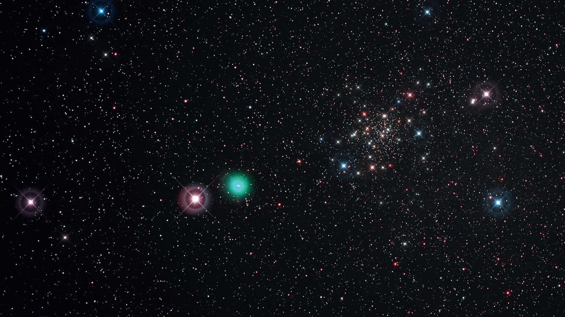 Die klare Nacht am 21.5.2015 ermöglichte
die Fotografie des Kometen C/2014
Q2 (Lovejoy) bei der Passage am Rande des
Sternhaufens NGC188. Bei dieser Aufnahme
wurde eine Kowa Telephoto Lens/Scope (Brennweite:
350mm, F/4) an einer Canon 6D (Hα-modifiziert)
mit UHC-S-Filter verwendet. Summenbild
aus sechs Aufnahmen mit einer Belichtungszeit
von je 450 Sekunden (ISO 800; Gesamtbelichtungszeit:
45 Minuten). Bearbeitet mit DeepSkyStacker und Photoshop; Spikes nur aus ästhetischen
Gründen ergänzt. U. Dittler