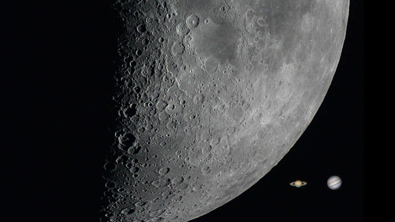 Die Größenverhältnisse zwischen Mond und Planeten: Hier ist der halb beleuchtete Mond dargestellt, der am Himmel einen Durchmesser von
rund 0,5° erreicht. Daneben Jupiter, der größte Planet des Sonnensystems, der durchschnittlich eine Größe von 30" bis zu 45" einnimmt, sowie der Ringplanet
Saturn. U. Dittler
