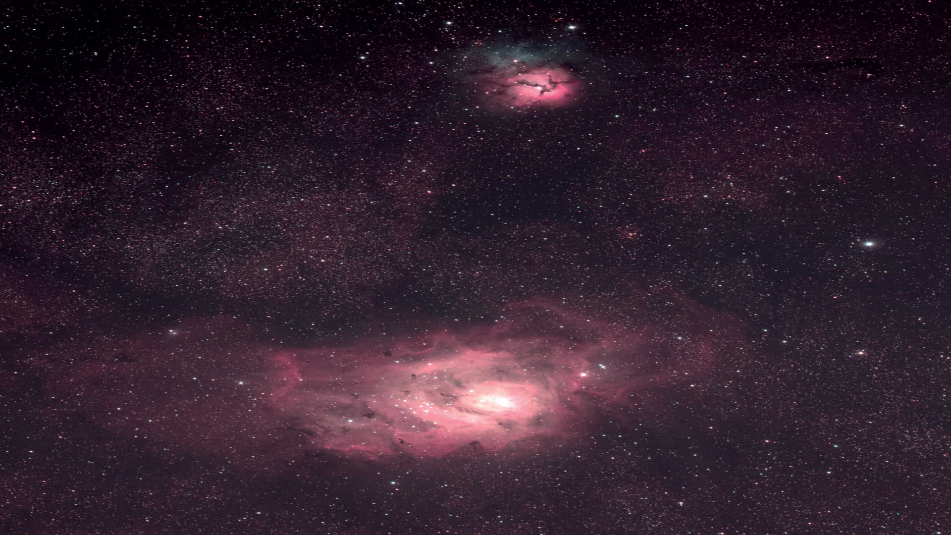 Der Lagunennebel (Messier
8) zusammen mit dem Trifidnebel
(Messier 20). Die Aufnahme
entstand mit einem Astrografen auf
einer parallaktischen Montierung. Das
Summenbild setzt sich aus acht Aufnahmen
mit einer Belichtungszeit von
je 450 Sekunden zusammen.