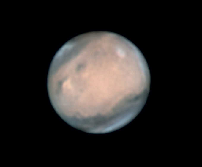 Bild des Planeten Mars, aufgenommen am 20.5.2016 mit einem 10 Zoll Newton-Teleskop, Barlow und ZWO ADC bei f=4800mm. Aufgezeichnet mit einer ASI120M-Kamera mit RGB-Filtern. Summenbild aus 5000 von 11.000 Bildern. Volker Heinz