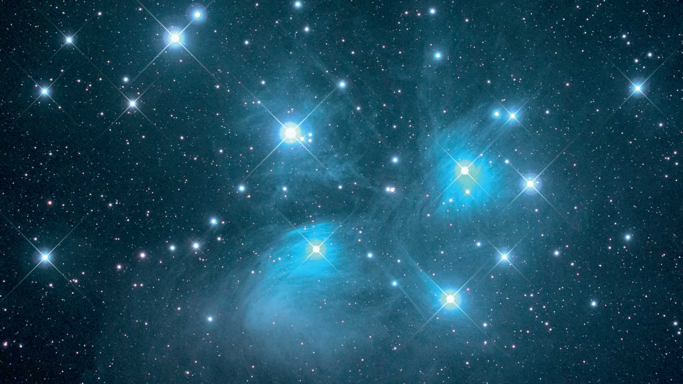 "Nadelfeine" Sternabbildungen bis in die Bildecken sind das Ziel der Astrofotografie.
Für diese Aufnahme der Plejaden (Messier 45) wurde ein Refraktor mit 530mm Brennweite
(f/5) zusammen mit einer Vollformat-DSLR verwendet. Das Bild setzt sich aus 12 Aufnahmen
mit einer Belichtungszeit von je 300 Sekunden (bei ISO 1600) zusammen und weist daher
eine Gesamtbelichtungszeit von 60 Minuten auf. 