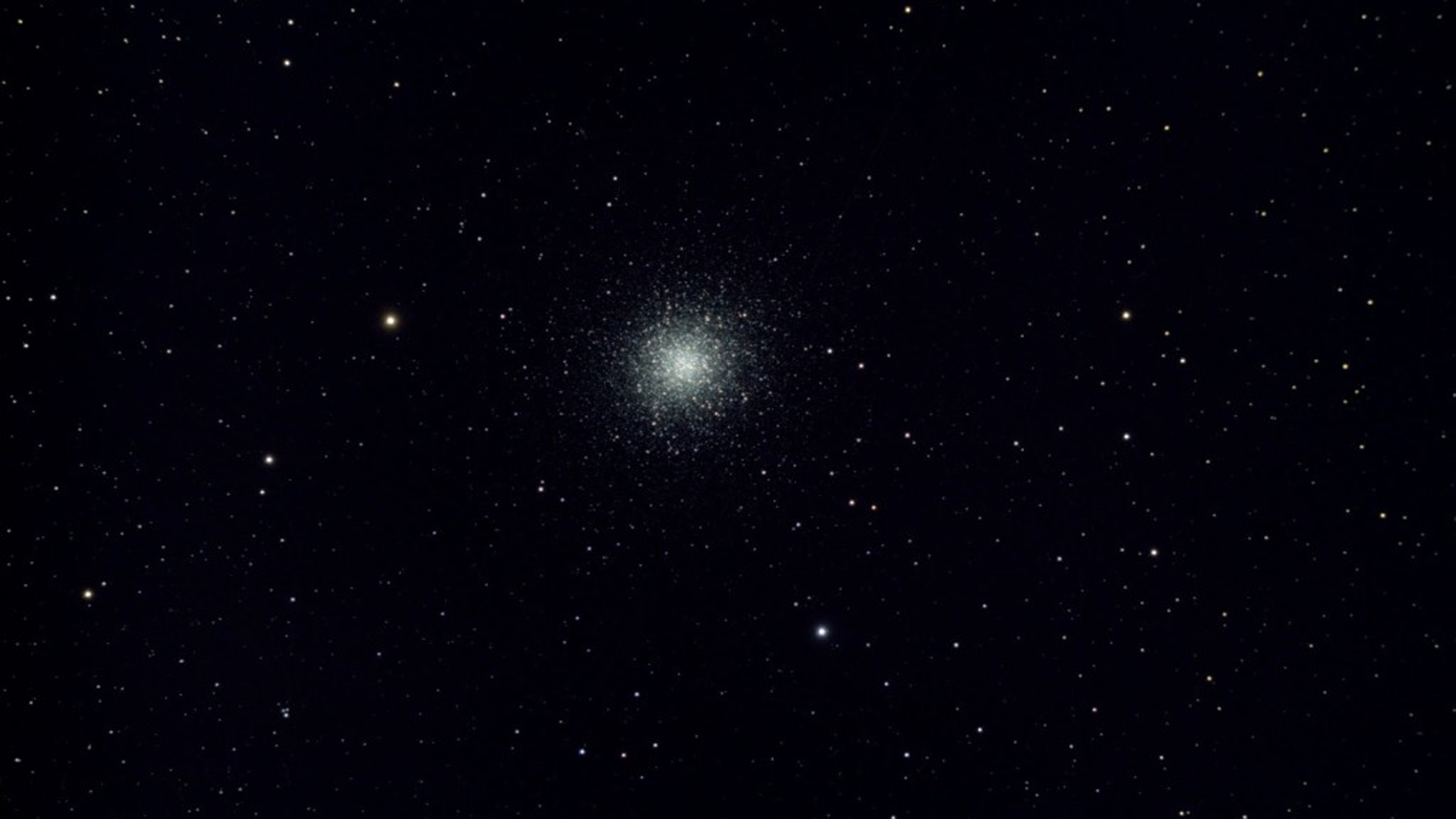 Amas globulaire M13 photographié avec un Skywatcher AP 120/900 EvoStar ED DS-Pro et un Canon EOS 700Da, auteur de la photo : Stefan Taube.