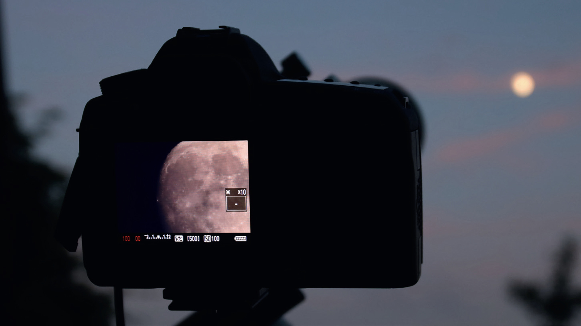 Mondfotografie mit der DSLR am Teleskop. Die Fokussierung des Mondes erfolgt per Live-View
am Kamera-Display. M. Weigand