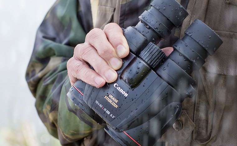 Pourquoi de nombreux observateurs des oiseaux utilisent-ils des jumelles en plus d’une longue-vue ? L’un de ces deux instruments ne suffit-il pas ?