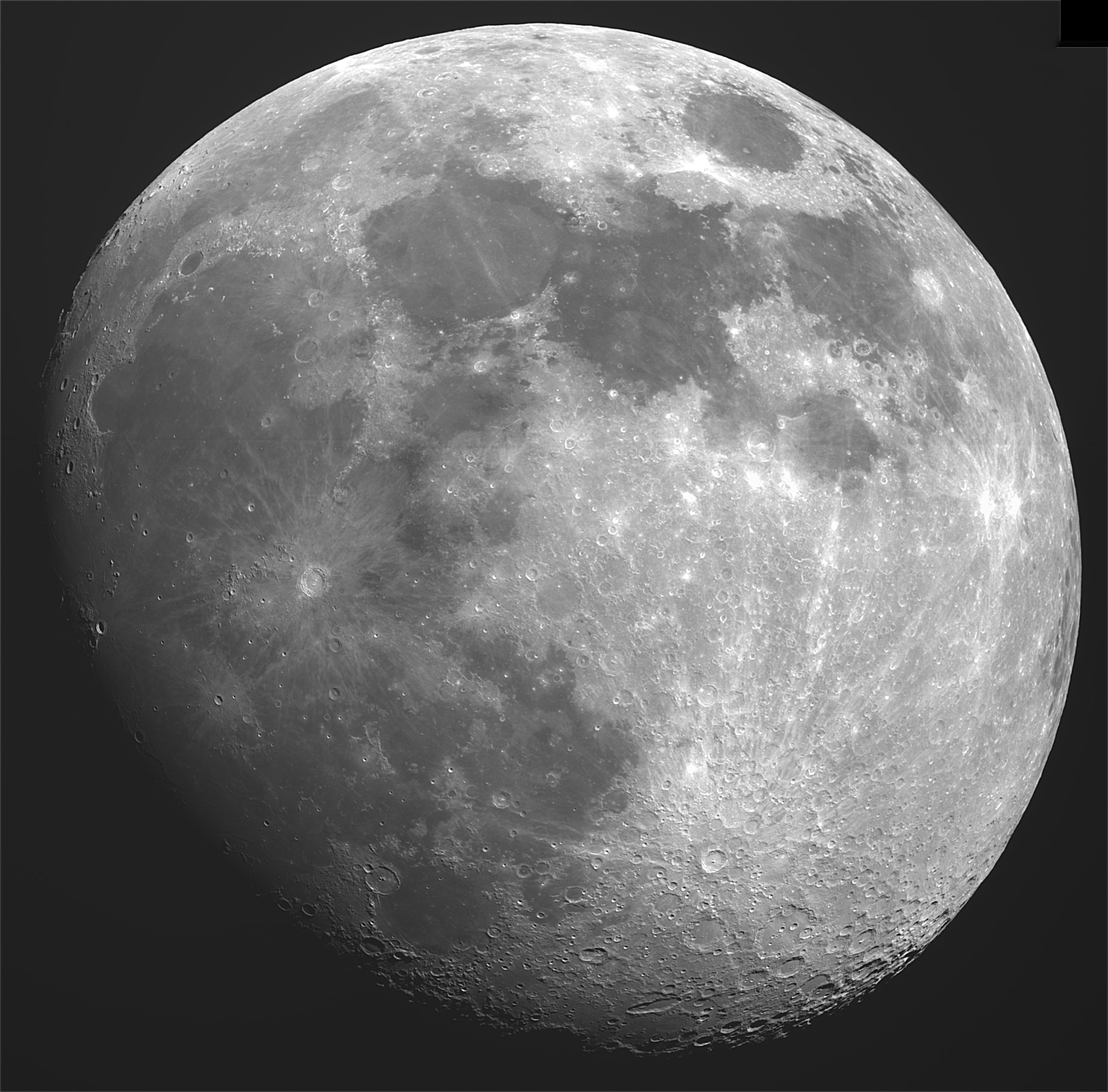 La Lune croissante âgée de 11 jours, mosaïque de quatre prises de vues. 1 000 photos par zone ont été prises, puis alignées dans AutoStakkert et les meilleurs 5 % ont été empilées. Netteté affinée avec traitement du contraste dans Registax. Photo : Bengt Lindqvist