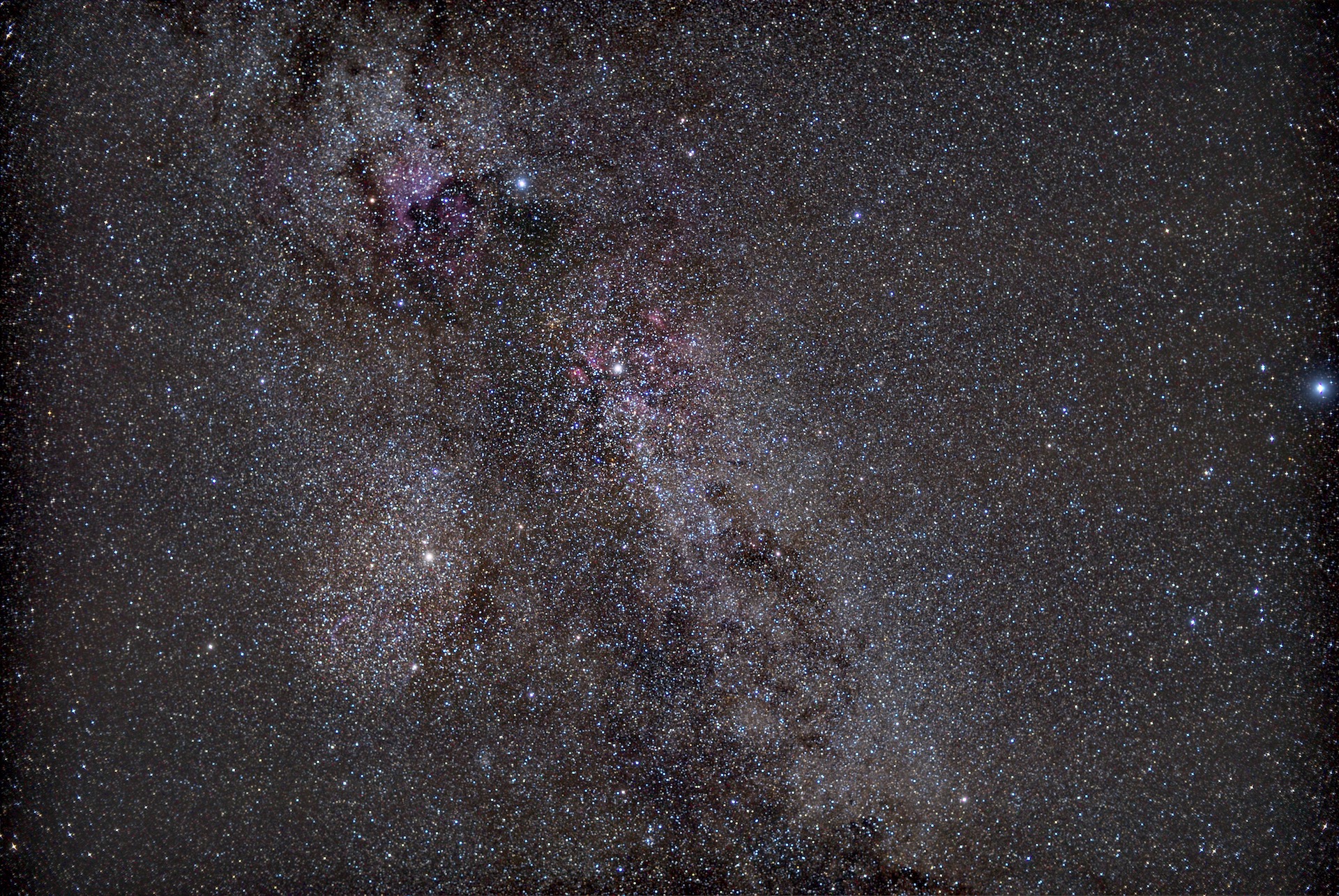 Voie Lactée d’été dans la constellation du Cygne, avec d’innombrables objets du ciel profond. Exposition 50x60 secondes, empilement avec Sequator et traitement des photos avec Adobe Photoshop. Photo : Marcus Schenk et Sebastian Brummer