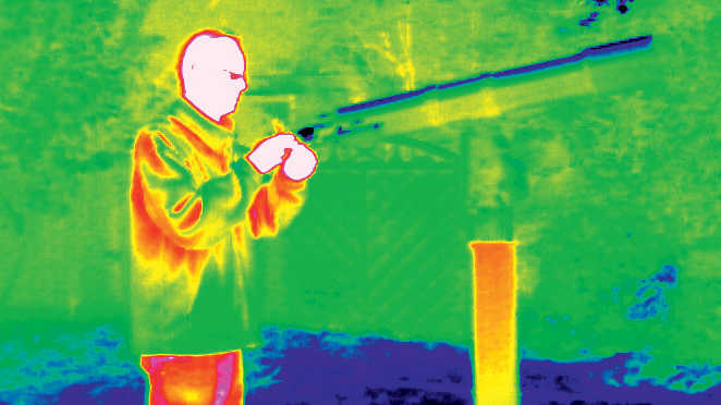 Das Thermogramm eines Teleskops
zeigt, wie die Oberseite des Tubus durch die Infrarotabstrahlung
in den Himmel auskühlt und
dadurch beschlägt. G. Dittié