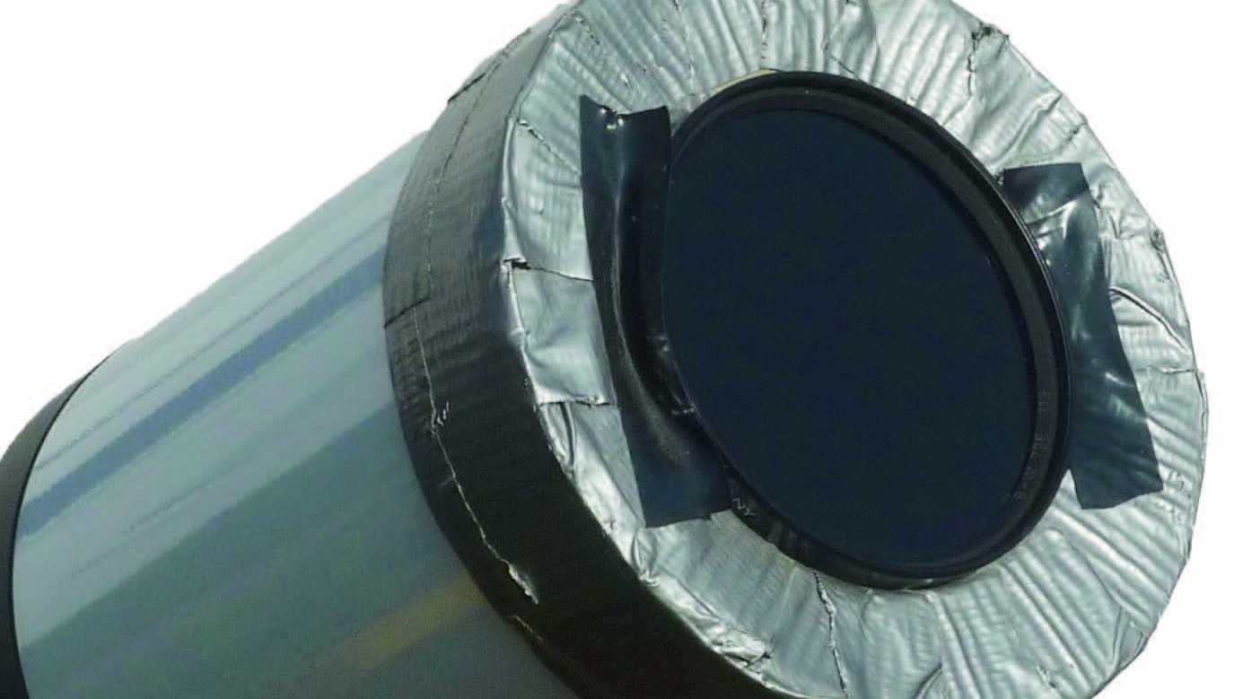 Ein Neutraldichtefilter aus dem
Fotohandel kann als Sonnenfilter für kleine
Teleskope verwendet werden. Die
selbstgebaute Befestigung ist
nicht schön, aber praktisch. G. Dittié