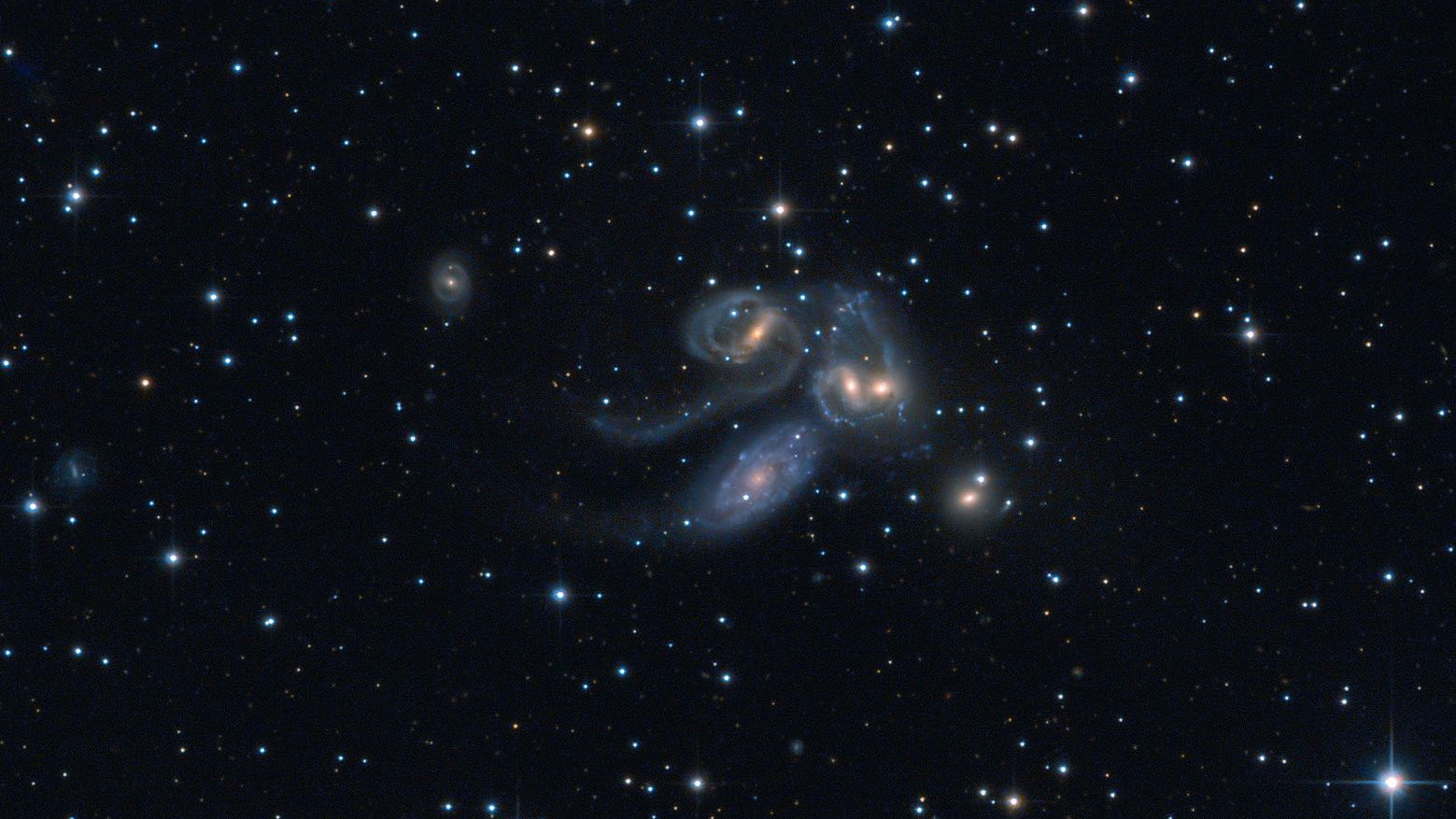Stephans Quintett: NGC 7320C (oben links), NGC 7319, NGC 7318B und NGC 7318A und
NGC 7217 (unten rechts). NGC 7320 (unten links) gehört nicht zu der Gruppe. Wolfgang Promper