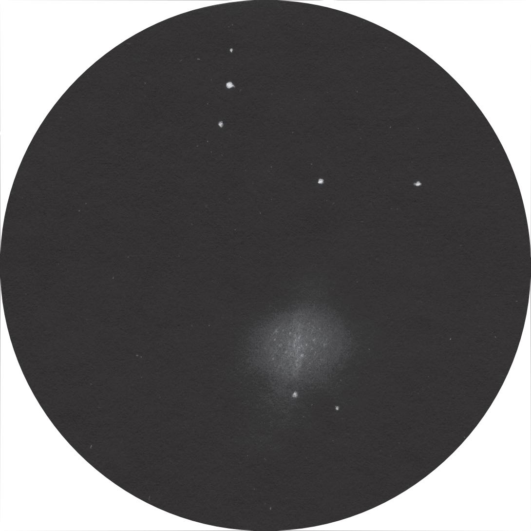 Voici comment l’amas globulaire se présente dans un petit télescope de 70 mm, à 56x. R. Stoyan