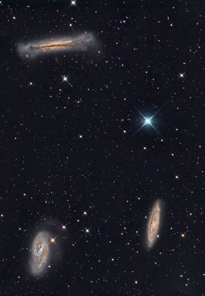 Le Triplet du Lion : en bas à gauche, M 66 - à droite, M 65 - en haut, NGC 3682. Le spectacle qu’il offre à l’observateur urbain n’est toutefois pas exceptionnel. Sven Junge