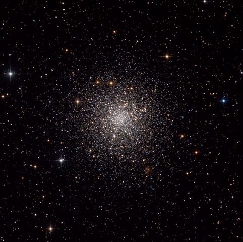 Der Kugelsternhaufen M 12 befindet sich am Himmel nicht weit von M 10 entfernt. Bernhard Hubl / CCD Guide
