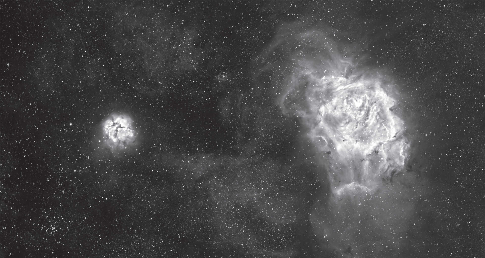 La nébuleuse de la Lagune et la nébuleuse Trifide (M 8 et M 20) dans la constellation du Sagittaire. Empilement d’images composé de six prises de vues avec un temps d’exposition de 1 minute chacune, six prises de vues avec un temps d’exposition de 15 minutes chacune et 2 prises de vues avec un temps d’exposition de 60 minutes chacune. Caméra : SBIG STF-8300, filtre Hα avec bande passante 35 nm, optique : lunette de 130 mm, distance focale 1 000 mm. U. Dittler
