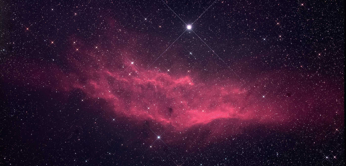 Bild des Kaliforniennebels (NGC 1499). Summenbild aus 12 Aufnahmen mit einer Belichtungszeit
von je 300 Sekunden (ISO 2400; Gesamtbelichtungszeit: 60 Minuten). Weitere Daten
wie in Abb. 1. U. Dittler