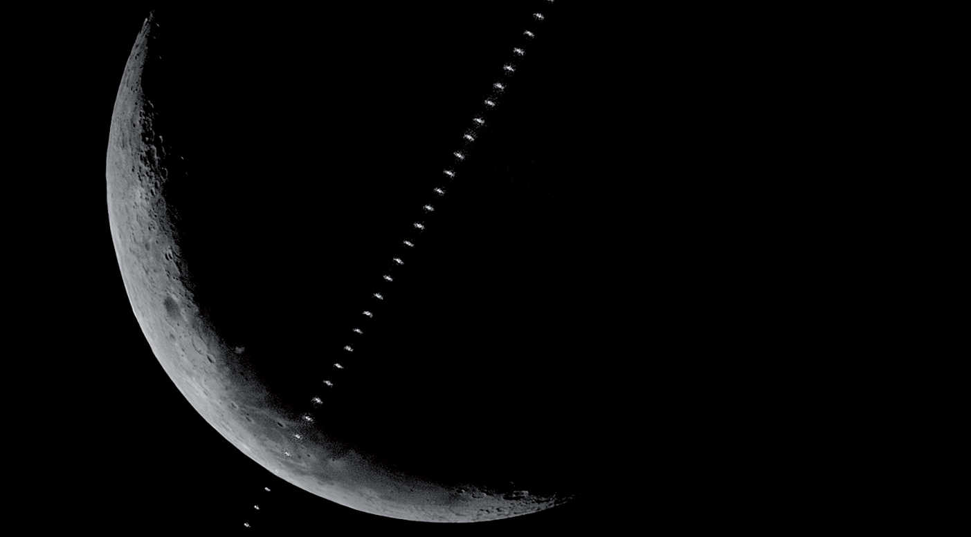Aux heures de midi, le 20/06/2017, nous avons pu photographier au-dessus de la Forêt Noire le transit de la Station Spatiale Internationale ISS passant devant la Lune décroissante : le transit a eu lieu à 13:56:09 (UTC), au moment où la Lune était à 36 degrés au-dessus de l’horizon sud-ouest. La distance de l’ISS de magnitude 1,9 par rapport au site d’observation était de 662,8 km, si bien que le transit dura 1,3 seconde et que la station spatiale apparut relativement petite. Les conditions d’observation étaient très défavorables : humidité de l’air élevée venant de nuages naissants et rafales de vent rendant l’observation difficile. La photo est un montage composé de 51 images, dans Photoshop. U. Dittler