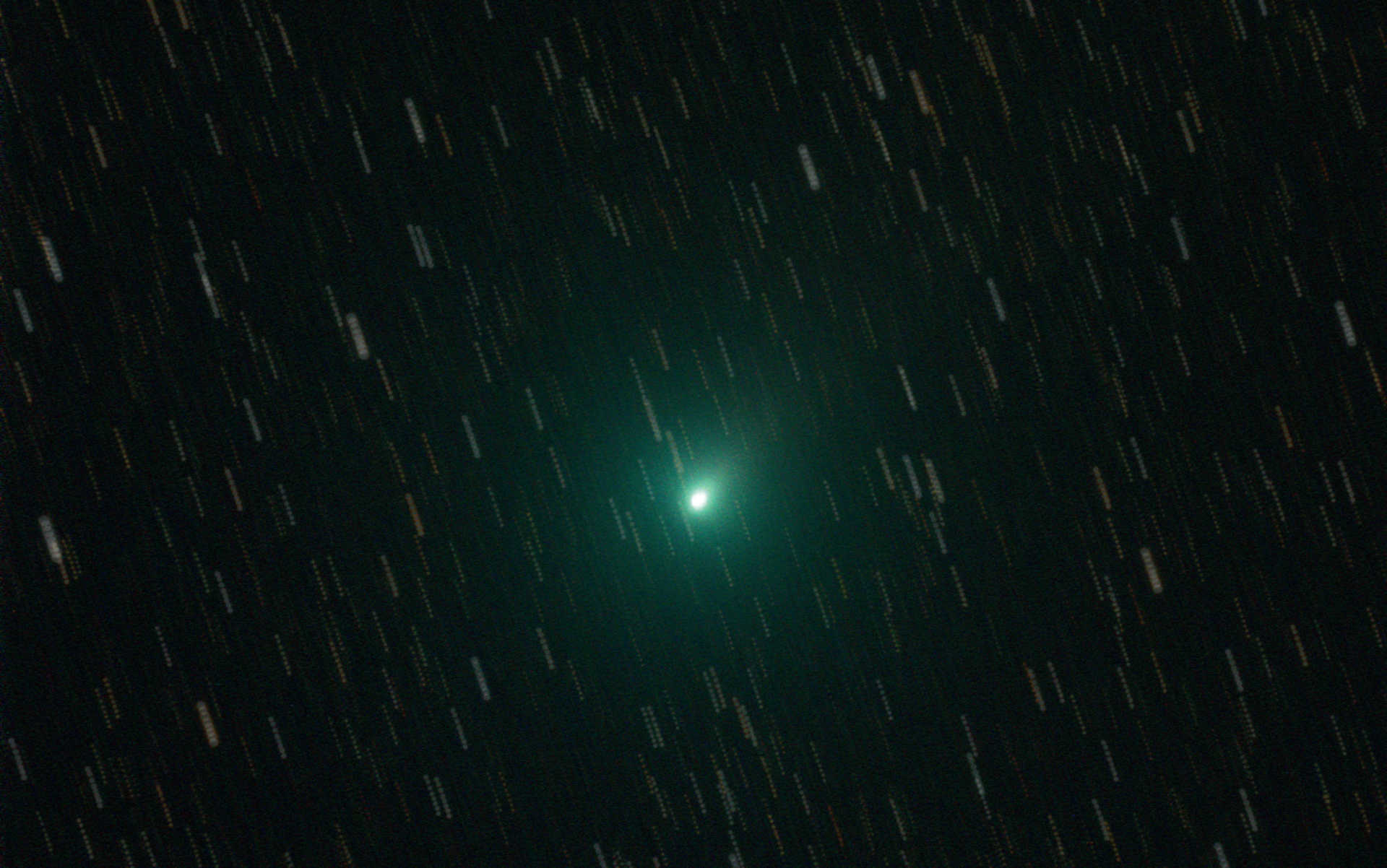 Empilement d’images de la comète 103P (Hartley). Deux possibilités s’offrent à vous pour traiter les images : soit vous centrez les images individuelles sur les comètes, de sorte que les étoiles apparaissent sous forme de traits sur l’empilement d’images et montrent ainsi de façon impressionnante le parcours dynamique d’une comète devant le ciel nocturne (a),