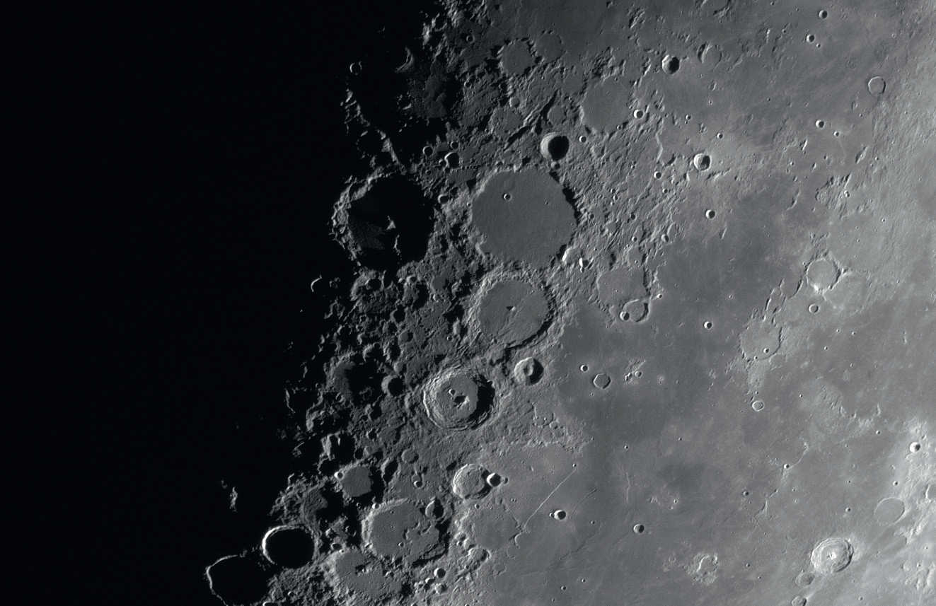 Vue des cratères Theophilus, Cyrillus et Catharina. Photographiés le 16/09/2014 avec une caméra CCD non refroidie placée sur un TSC d’une ouverture de 280 mm, distance focale réduite à 1 960 mm avec un réducteur. L’empilement d’images est le résultat de 500 prises de vues prélevées d’une séquence de 2 500 prises de vues. U. Dittler