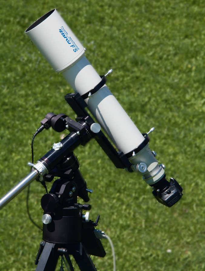 Klassische Linsenfernrohre eignen sich gut für die Astrofotografie. Die Ausrichtung auf
das astronomische Objekt und dessen Abbildung
auf dem Chip kann einfach mit der Live-View-Funktion
kontrolliert werden.