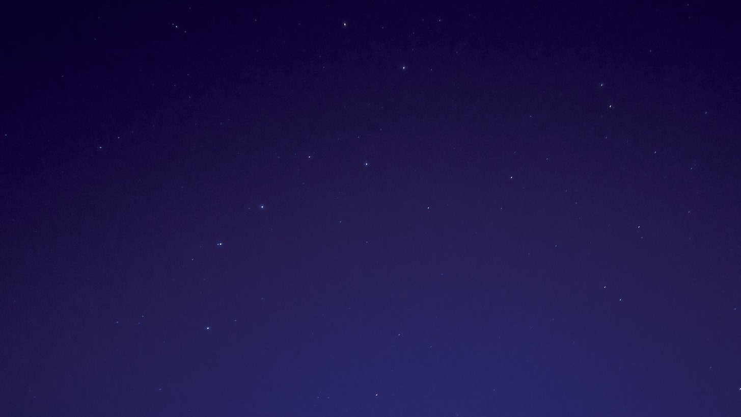 Le Grand Chariot est circumpolaire dans nos latitudes mais, près de l’horizon, les objets célestes faibles disparaissent dans la brume. Marcus Degenkolbe