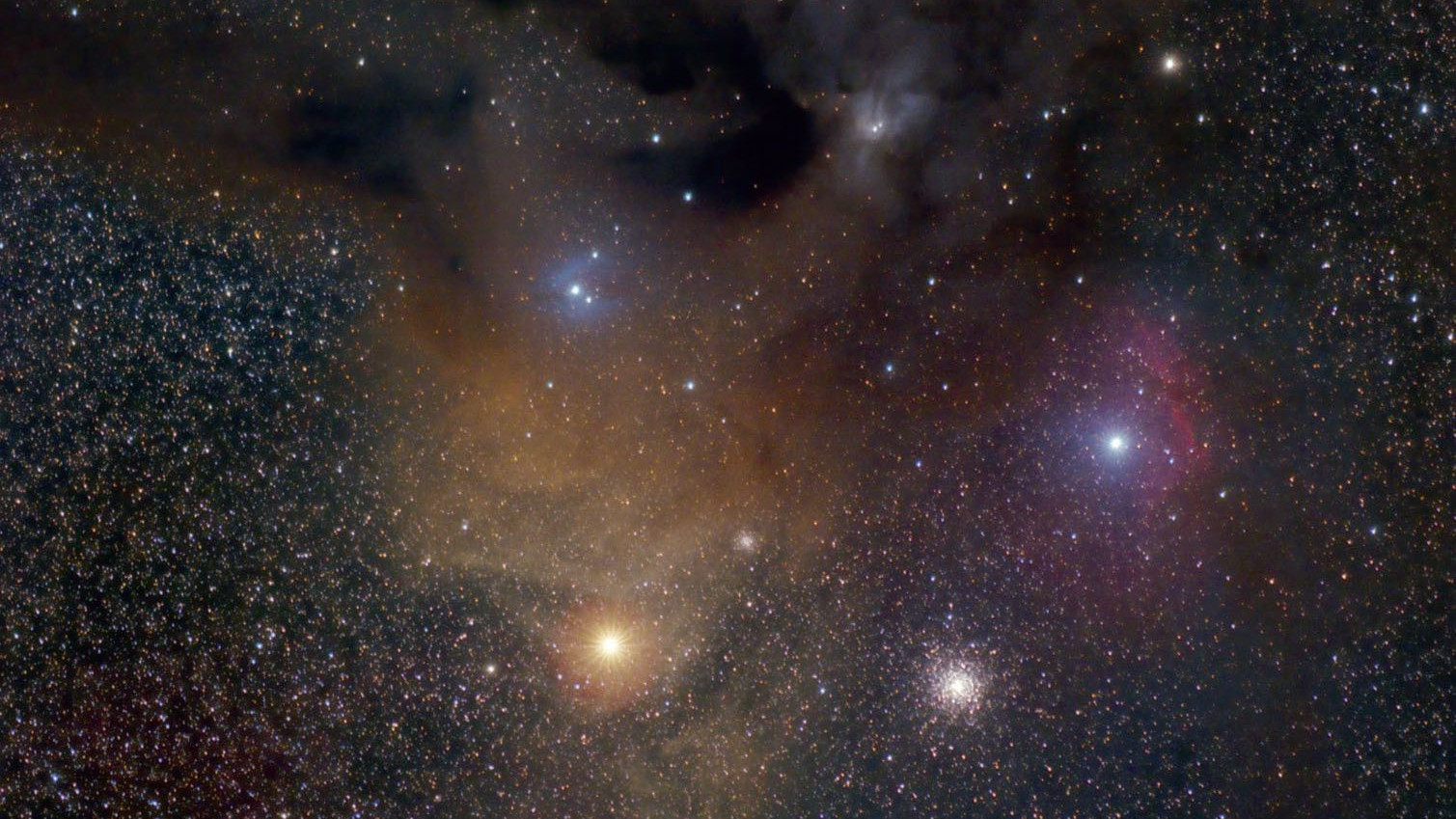 Der farbenfrohe Rho-Ophiuchi-Nebel und seine Umgebung: Antares ist der helle, orange Stern unterhalb des Nebels, rechts davon der Kugelsternhaufen M 4. Jim Thommes