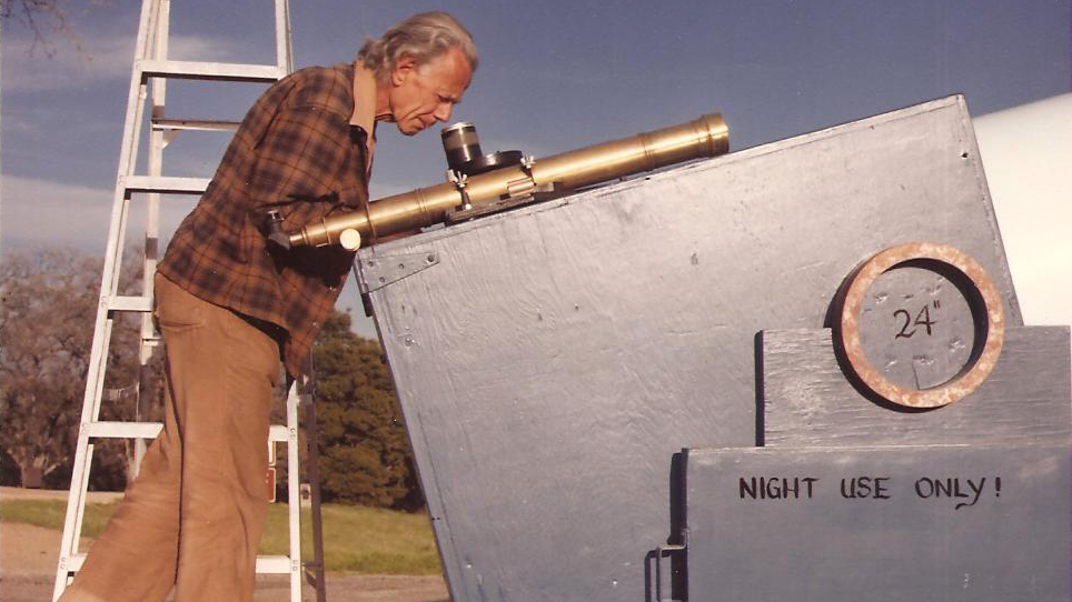 John Dobson, avec un télescope de 24 pouces / photo : Sidewalk Astronomers