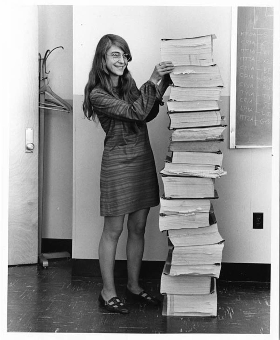 Margaret Hamilton neben einem Stapel des Apollo Guidance Computer Quellcodes. © Courtesy MIT Museum