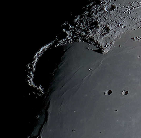 Über einen Zeitraum von einigen Stunden werden die aus den Schatten ragenden Gipfelspitzen des Montes Jura beleuchtet. Rolf Hempel