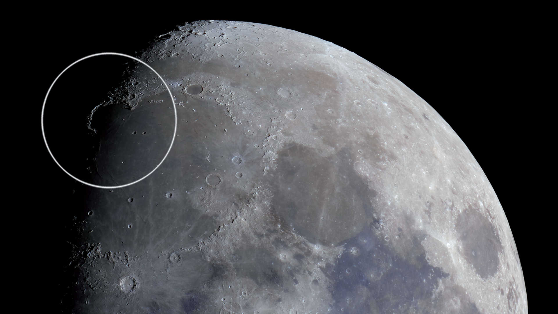 Baie des arcs-en-ciel sur la Lune 