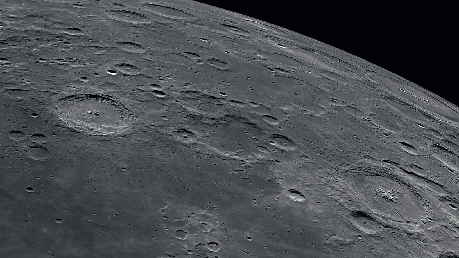 Langrenus et Petavius sont deux cratères lunaires typiques avec une montagne au centre. NASA/GSFC/Arizona State University