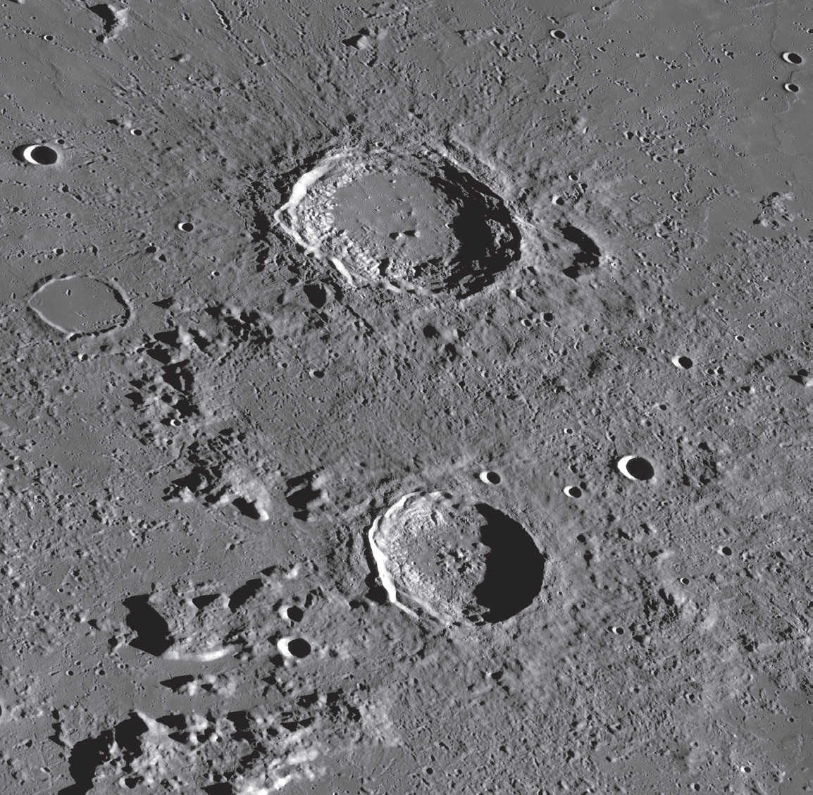 Ces deux cratères sont bien conservés. NASA/GSFC/Arizona State University