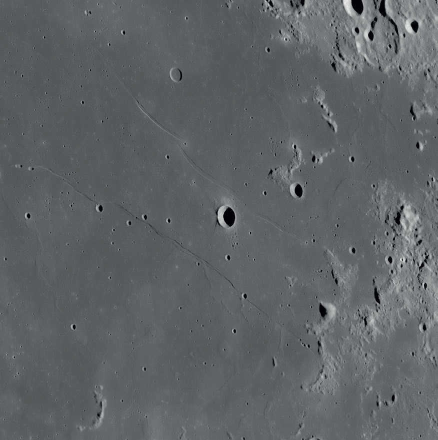 À 50 km environ au sud de Rupes Cauchy se trouvent les deux dômes Omega Cauchy et Tau Cauchy. NASA/GSFC/Arizona State University