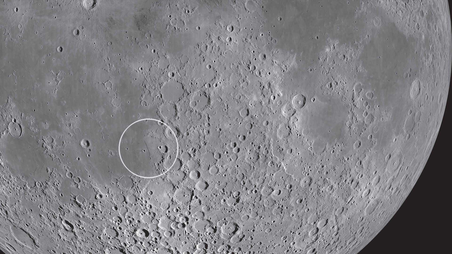 Rupes Recta ist leicht als schmale schwarze Linie zu erkennen. NASA/GSFC/Arizona State University