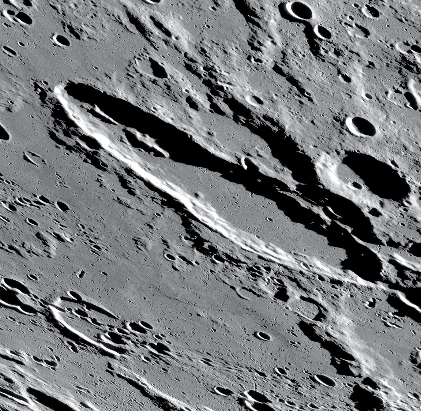 On remarque également la montagne qui s’étire en longueur dans la moitié nord-ouest du cratère. NASA/GSFC/Arizona State University