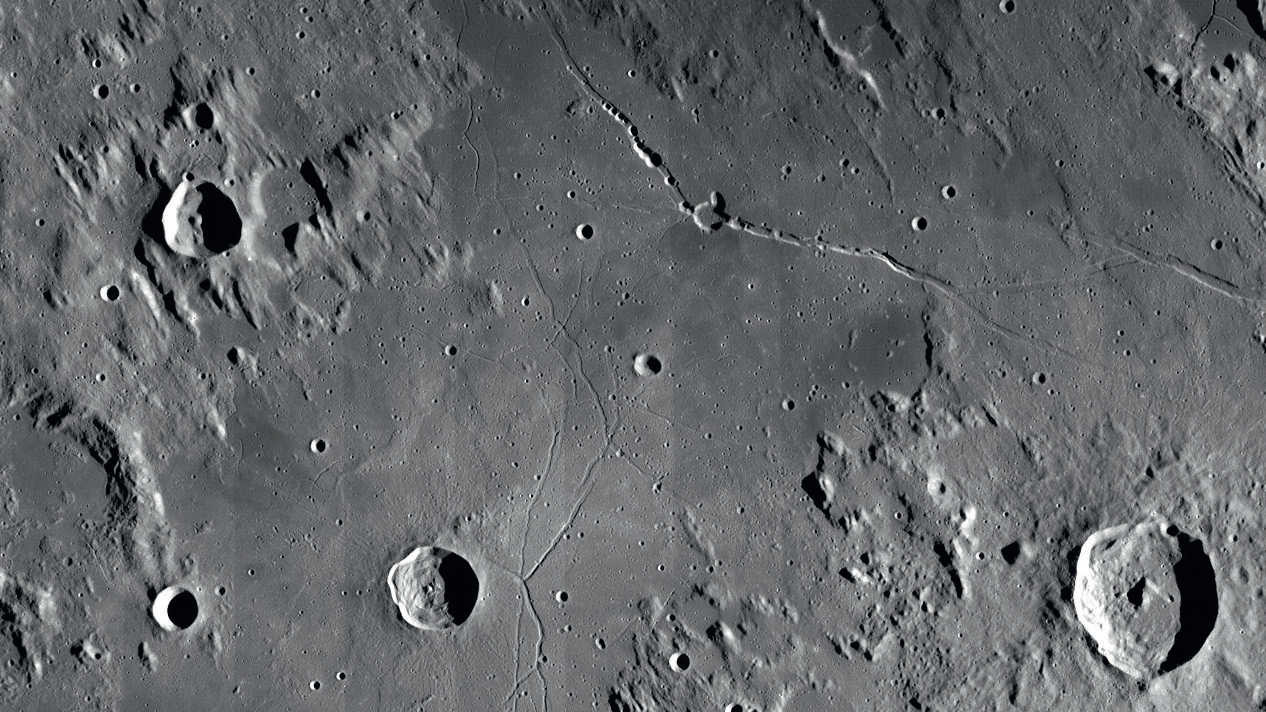 Lorsque le soleil est bas, Rima Hyginus et Rimae Triesnecker se détachent bien du fond. NASA