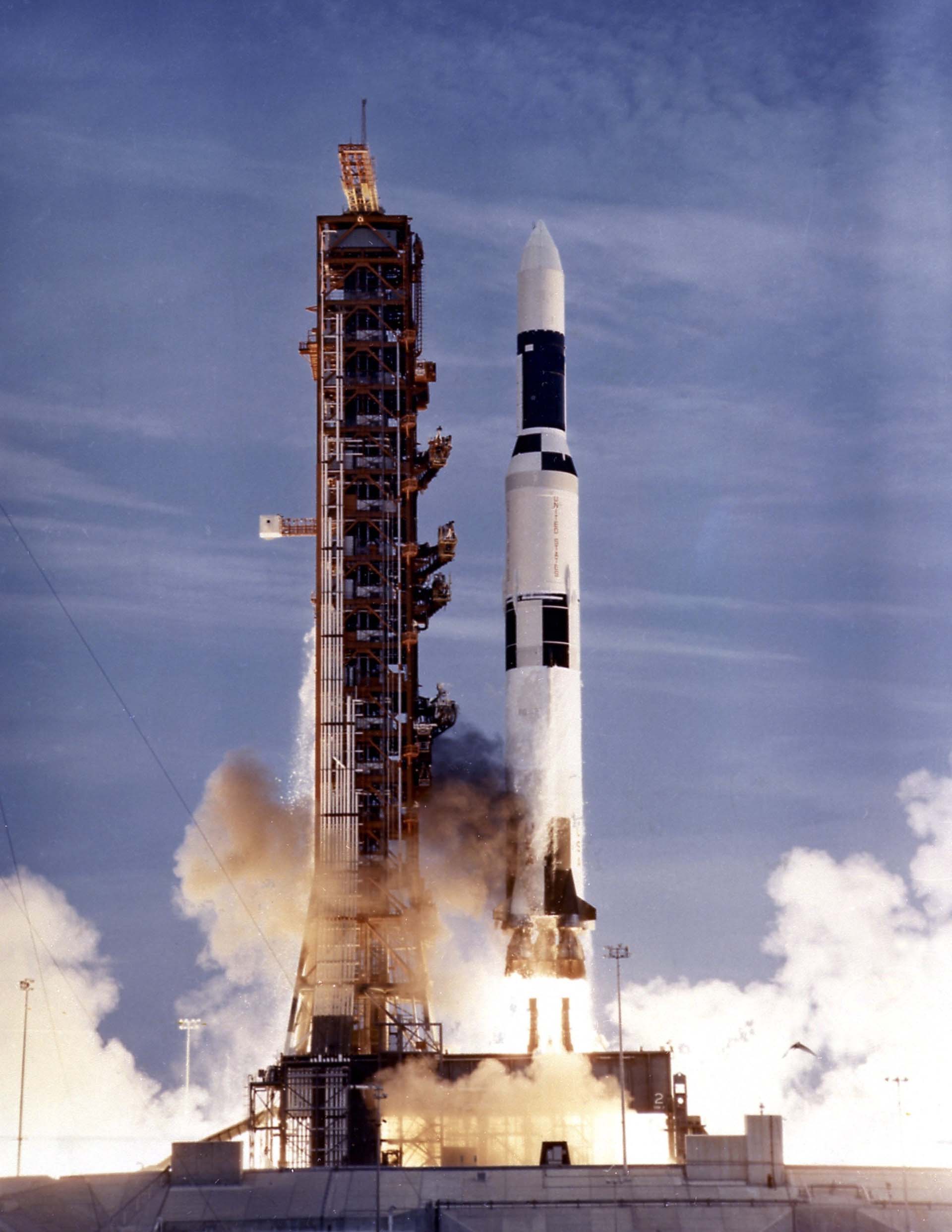 Die Saturn-V-Rakete an der Startrampe beim Start