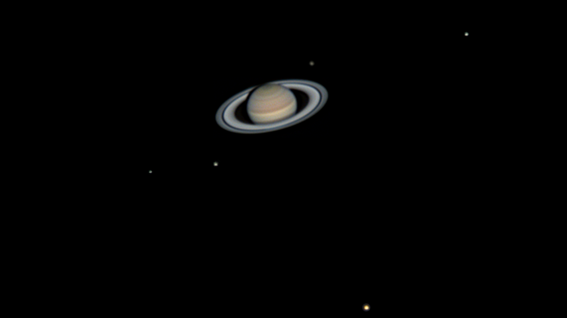 Der Ringplanet Saturn inklusive fünf seiner Monde: Enceladus, Tethys, Dione, Rhea und Titan (Foto von J. Bates mit einem 8“ SC-Teleskop, 2x Barlow, ADC, IR-Sperrfilter, ZWO ASI 224MC)