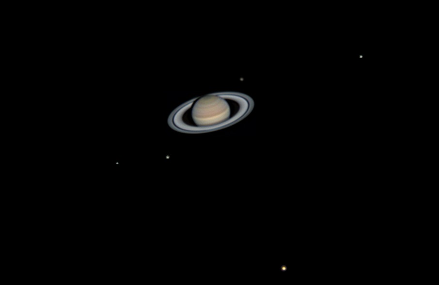 Saturn umringt von den Monden Enceladus, Tethys, Dione, Rhea und Titan (Foto von James Bates, Berlin im August 2019 an einem Celestron Nexstar 8SE, 2x Barlow, ZWO ADC, IR/UV Sperrfilter, ZWO ASI 224MC)