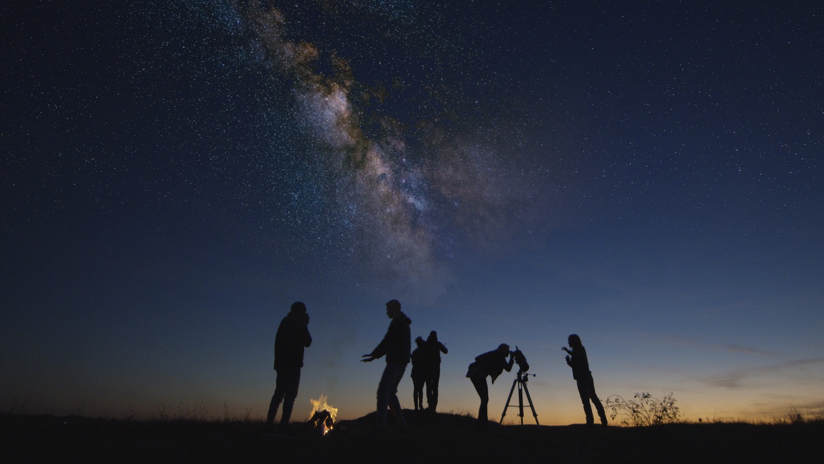 Die Wunder des Nachthimmels mit Freunden und Familie teilen. Frame Stock Footage/Shutterstock.com