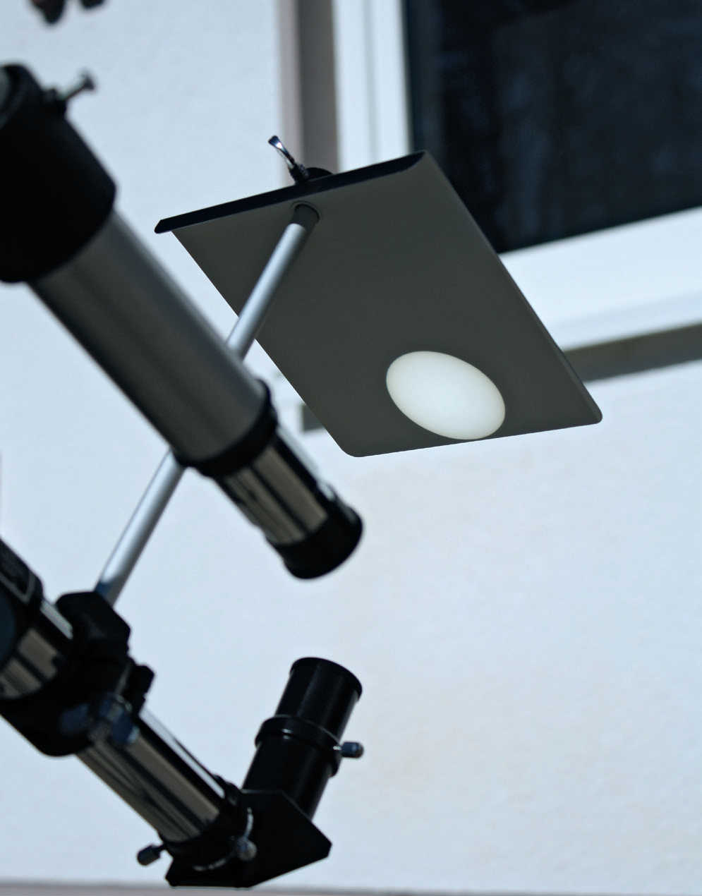 Ein Sonnenprojektionsschirm,
der am
Okularauszug befestigt
wird, ist eine sichere Methode
zur Verfolgung
des Merkurtransits. Heiko Mehring