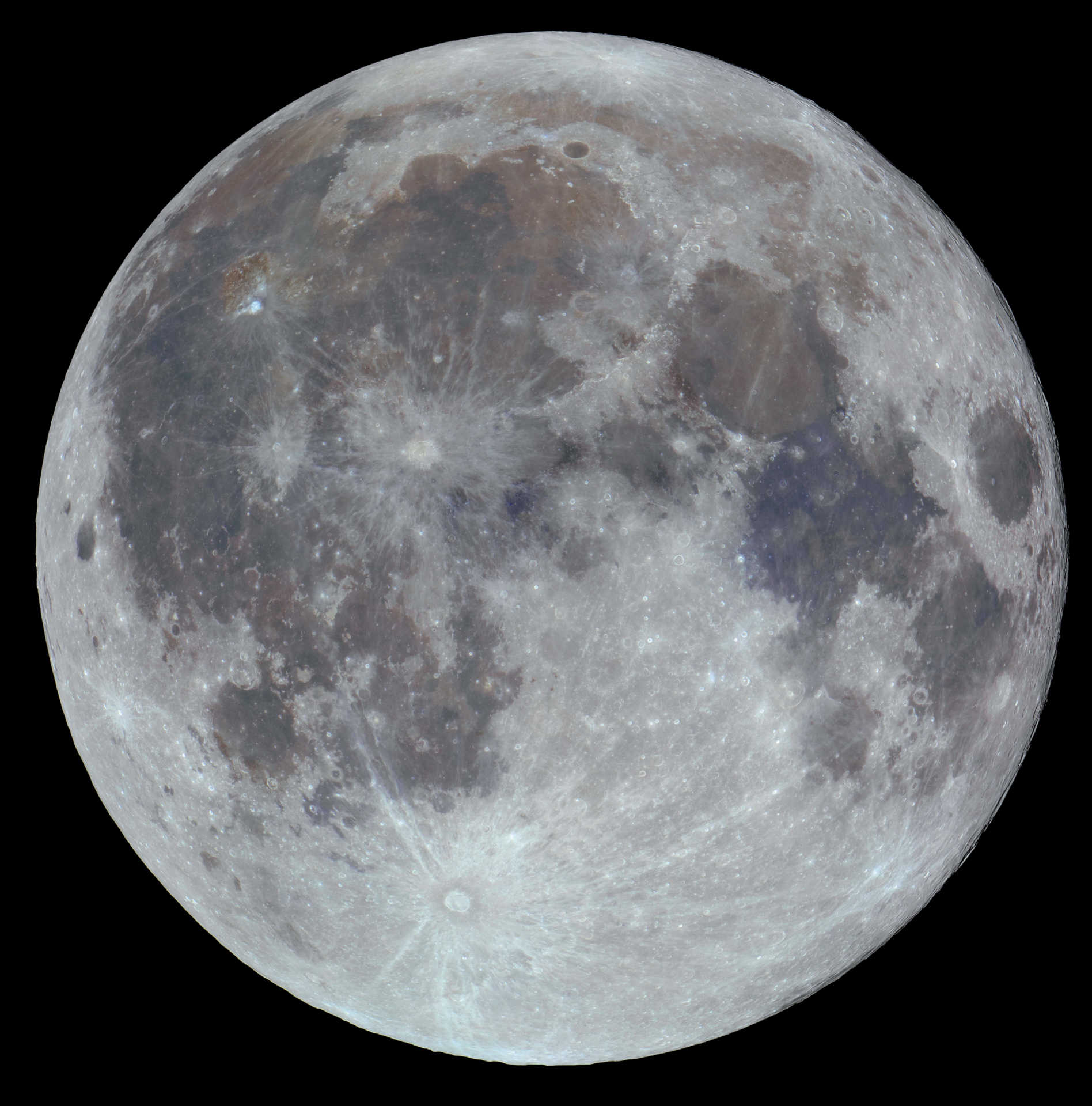 À la pleine lune, les mers, les hautes terres et les systèmes de rayons de la Lune sont visibles dans leur ensemble. Rolf Hempel