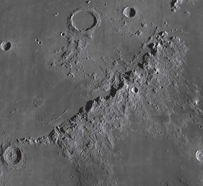 Der größte Gebirgszug der gesamten
Mondvorderseite sind die Apenninen. NASA/GSFC/Arizona State University