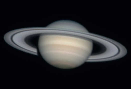 Ein Teleskop mit 80mm Öffnung
zeigt deutlich den A-Ring und den B-Ring. Beide
sind durch die dunkle Cassini-Teilung voneinander
getrennt. Mario Weigand