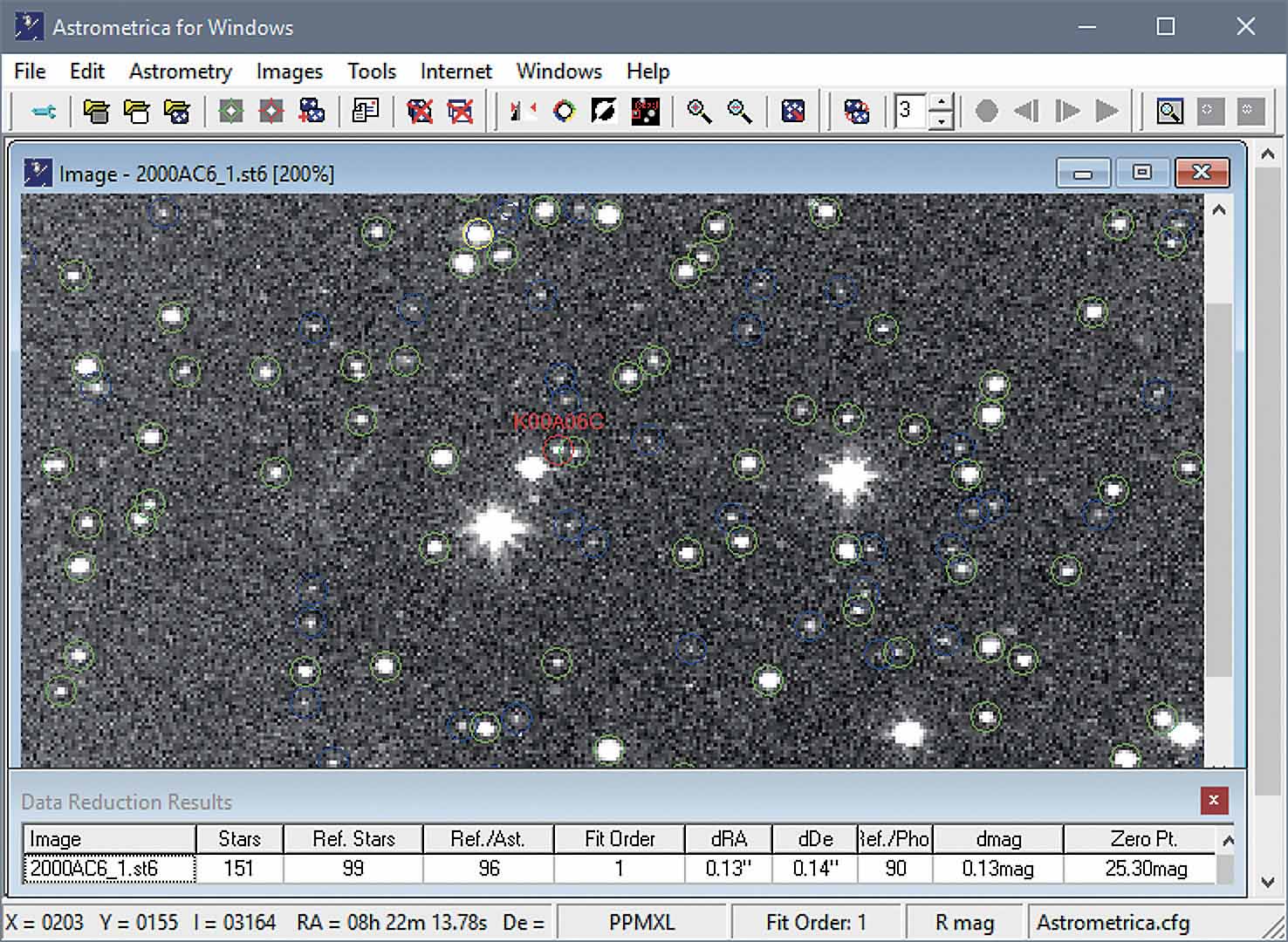 L’interface utilisateur-système graphique d’Astrometrica, avec un champ d’étoiles détecté avec succès. M. Weigand