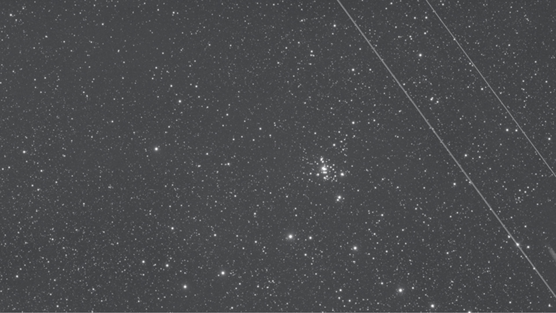 Que c’est agaçant ! Pendant ces 15 minutes de prise de vues de NGC 1501, un avion a traversé le champ de vision. L’image est-elle encore utilisable ? M. Weigand