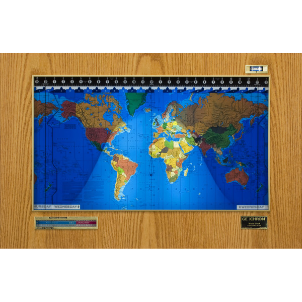 Geochron Modèle "Original Kilburg", finition placage chêne doré avec moulures couleur or