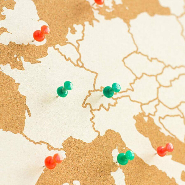 Carte des continents Miss Wood Woody Map Europe blanc 90x60cm encadré