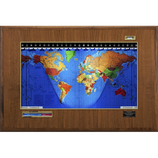 Geochron Modèle Boardroom, finition placage noyer et moulures couleur or