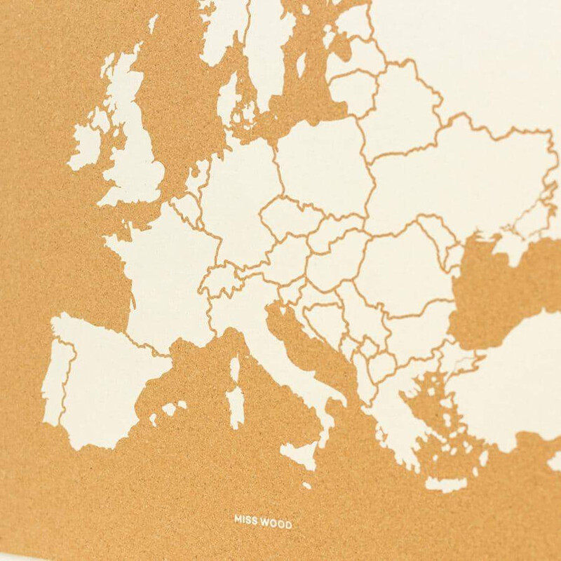 Carte des continents Miss Wood Woody Map Europa weiß 60x45cm gerahmt