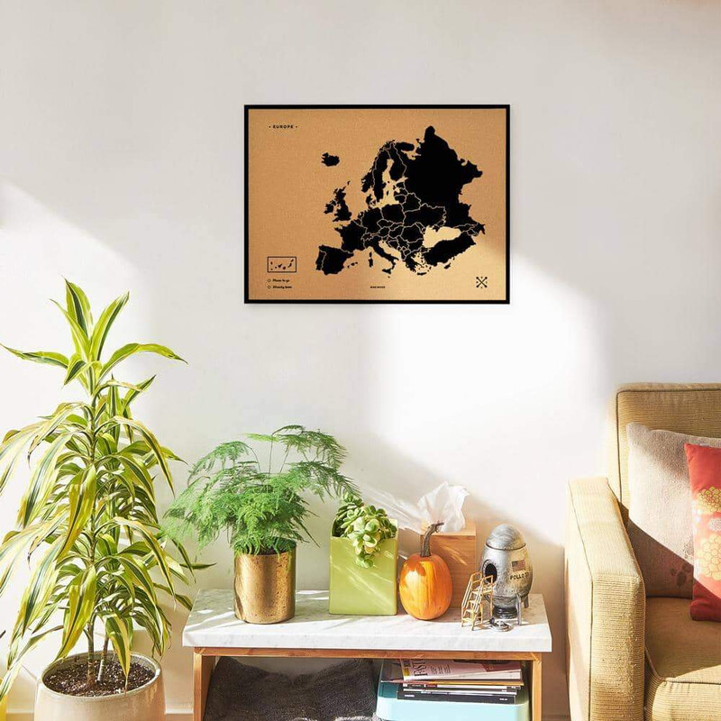 Carte des continents Miss Wood Woody Map Europa schwarz 90x60cm gerahmt